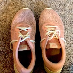 pink nike tennis shoes